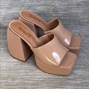 SCHUTZ Aretha Platform Heeled Patent Sandals in nude size 7